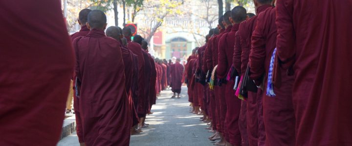 Marsz mnichów z świątyni Mahar Gandar Yone