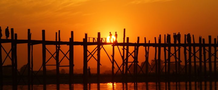 Zachód słońca nad mostem U Bein